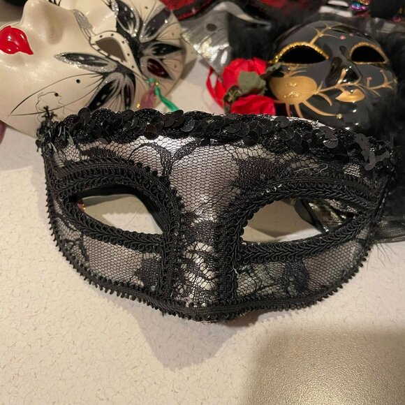 VTG Y2K Mardi Gras 6 PC Lot Masquerade Masks & Harlequin Pierrot Jester Dolls - Picture 9 of 14